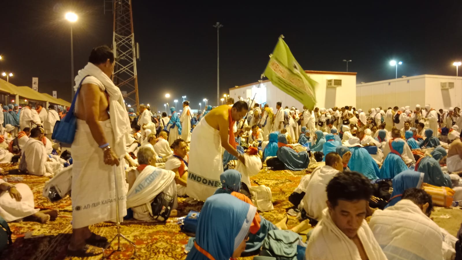jamaah haji indonesia saat di Muzdalifah pada pelaksanaan haji 2023