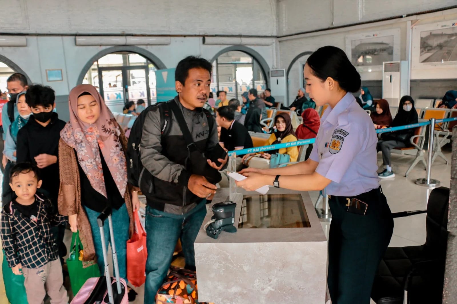 Masa angkutan Lebaran yang PT Kereta Api Indonesia (Persero) tetapkan selama 22 hari sejak H-10 (31 Maret) s.d H+10 (21 April) telah berakhir. KAI telah melayani 4.398.125 penumpang, dengan rincian 3.748.886 penumpang KA Jarak Jauh dan 649.239 penumpang K