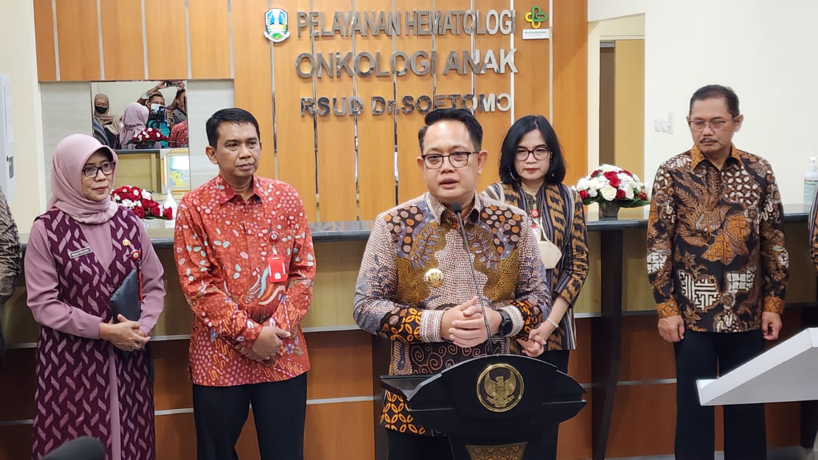 Penjabat (Pj) Gubernur Jawa Timur Adhy Karyono meresmikan Layanan Hematologi Onkologi Anak di RSUD Dr. Soetomo Surabaya, Selasa (23/4).

