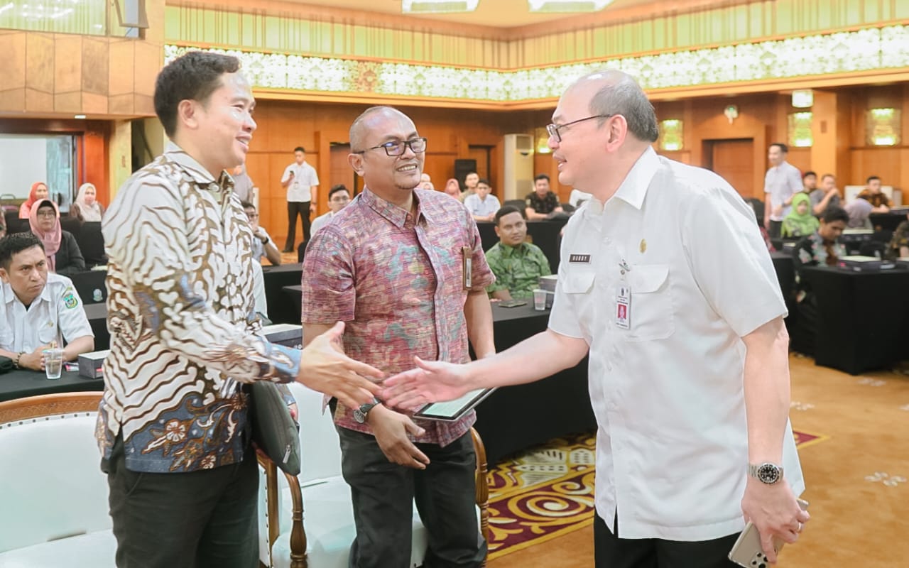 Penjabat (Pj) Sekdaprov Jatim Bobby Soemiarsono membuka Sosialisasi Keputusan Presiden (Kepres) nomor 23 Tahun 2023 tentang Keanggotaan Dewan Sumber Daya Air Nasional dari Unsur Perwakilan Pemerintah Daerah di Ruang Rapat Hayam Wuruk Kantor Setdaprov Jati