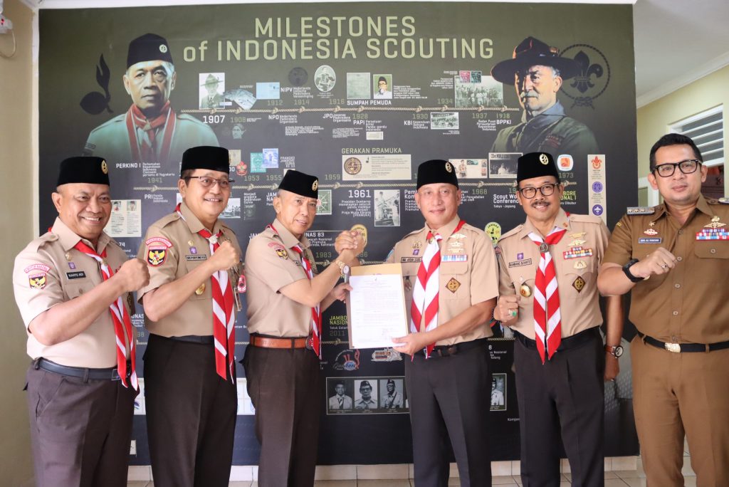 Jabat tangan persaudaraan, atas penyerahan SK Pengurus Kwarda Jatim oleh Kwarnas