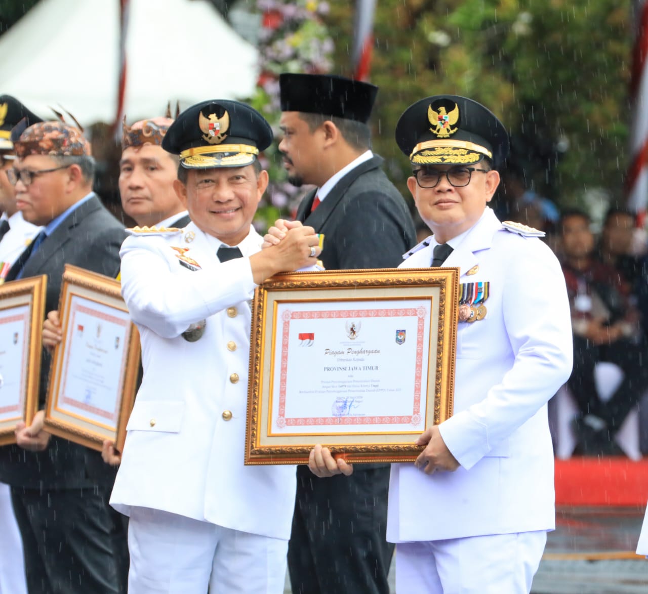 Penjabat (Pj) Gubernur Jawa Timur Adhy Karyono saat menerima Piagam Penghargaan Prestasi Pemerintah Daerah di Upacara Peringatan Hari Otonomi Daerah ke 28 yang diselenggarakan di Taman Surya Balai Kota Surabaya, Kamis (25/4).
