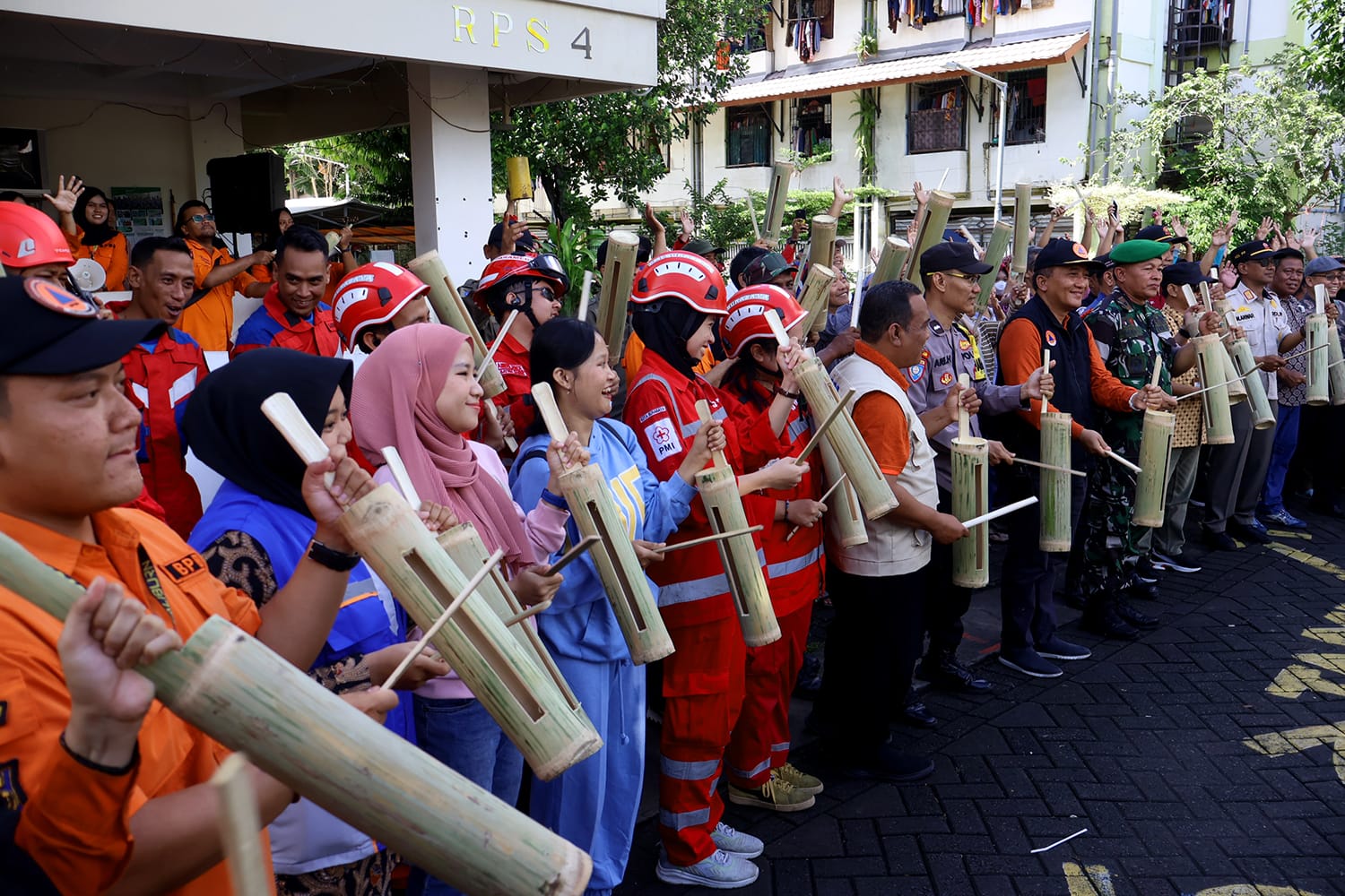 simulasi dalam memperingati Hari Kesiapsiagaan Bencana (HKB) Nasional 2024 di rumah susun sederhana sewa (Rusunawa) Penjaringansari, Kecamatan Rungkut, Jumat (26/4/2024) pagi