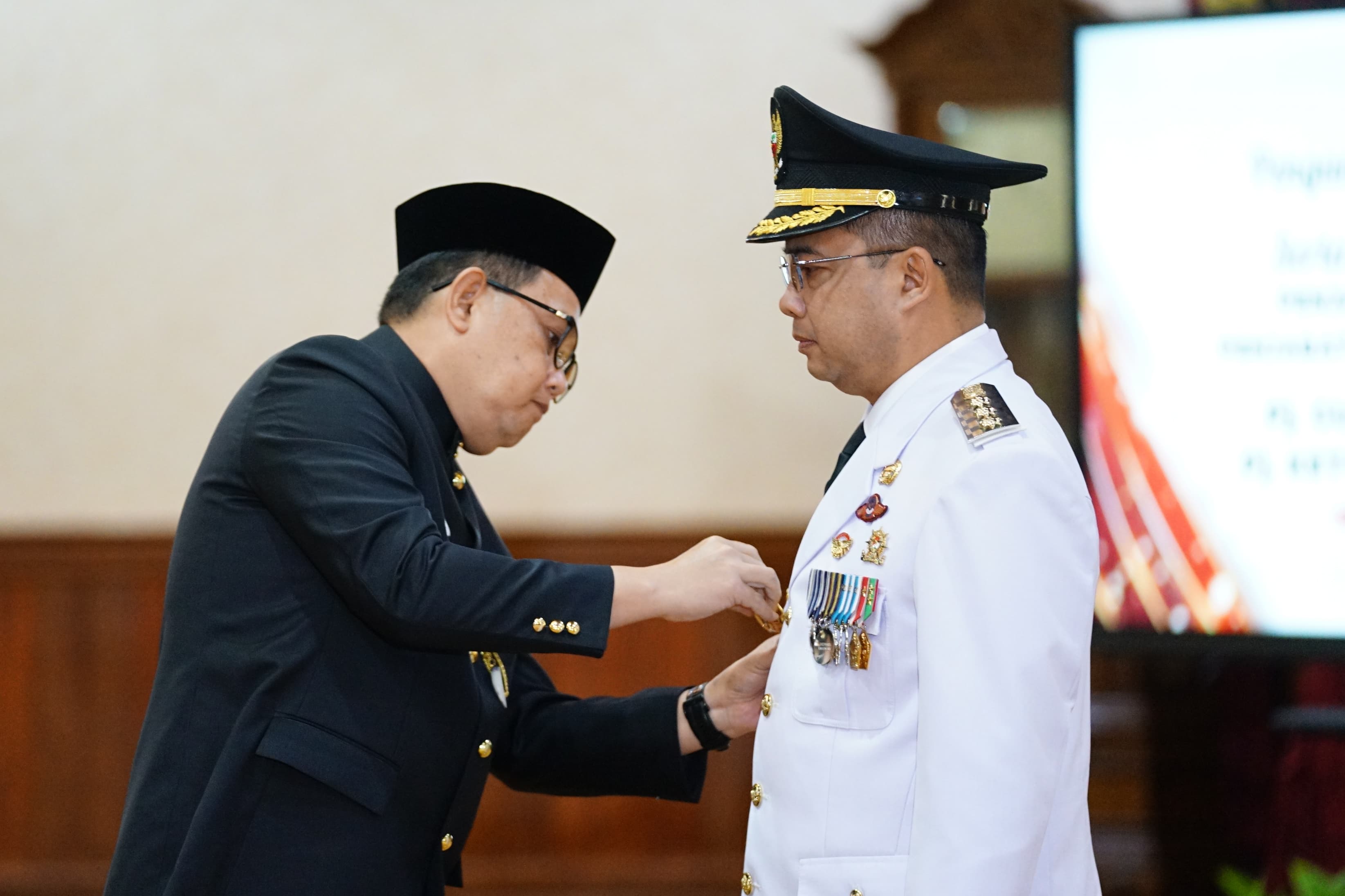 Penjabat (Pj) Gubernur Jawa Timur Adhy Karyono mengambil sumpah jabatan dan melantik Eddy Supriyanto sebagai Pj. Walikota Madiun di Gedung Negara Grahadi, Surabaya, Senin (29/4).