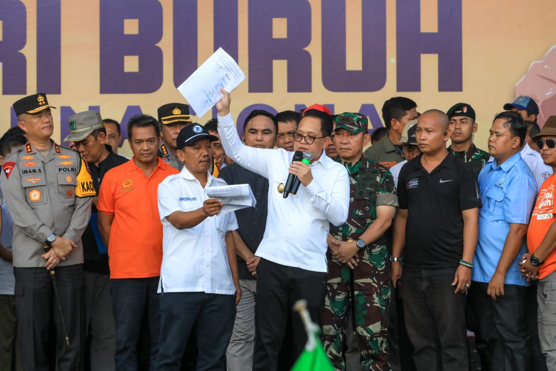May Day 2024 di Jatim, Pj. Gubernur Adhy Potong Tumpeng dengan Puluhan Ribu Buruh Dan Komitmen Teruskan Usulan ke Pemerintah Pusat