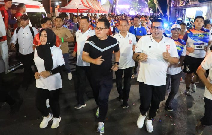 Penjabat (Pj) Gubernur Jawa Timur Adhy Karyono bersama PJ Walimota Mojokerto Ali Koncoro meramaikan gelaran Spirit of Majapahit SOMA Night Run yang diinisiasi Dinas Pemuda dan Olahraga Provinsi Jatim bekerja sama dengan Pemkot Mojokerto, Sabtu (4/5) malam