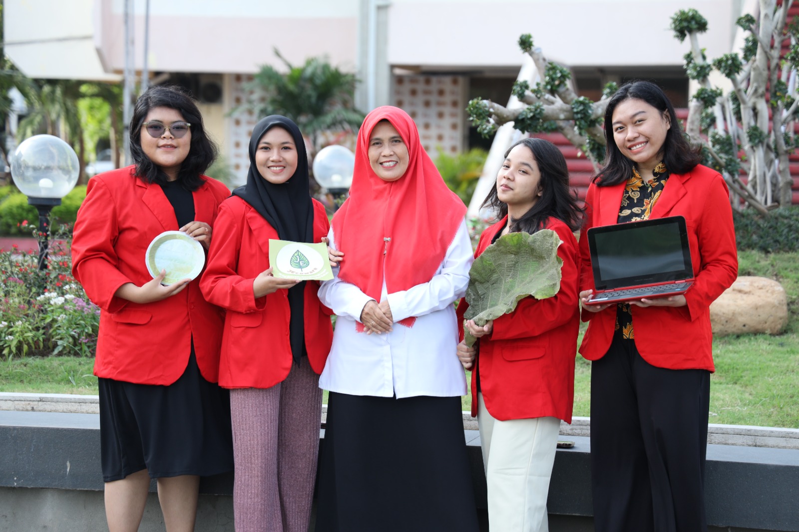 Bacellia Yolanda, Zefanya Caesy Panjaitan, Irine Putri Ivana, dan Fashya Khoerunnisa yang didampingi Dosen pembimbing Awin Mulyati berfokus pada inovasi ramah lingkungan dengan memanfaatkan daun jati yang sering terbuang