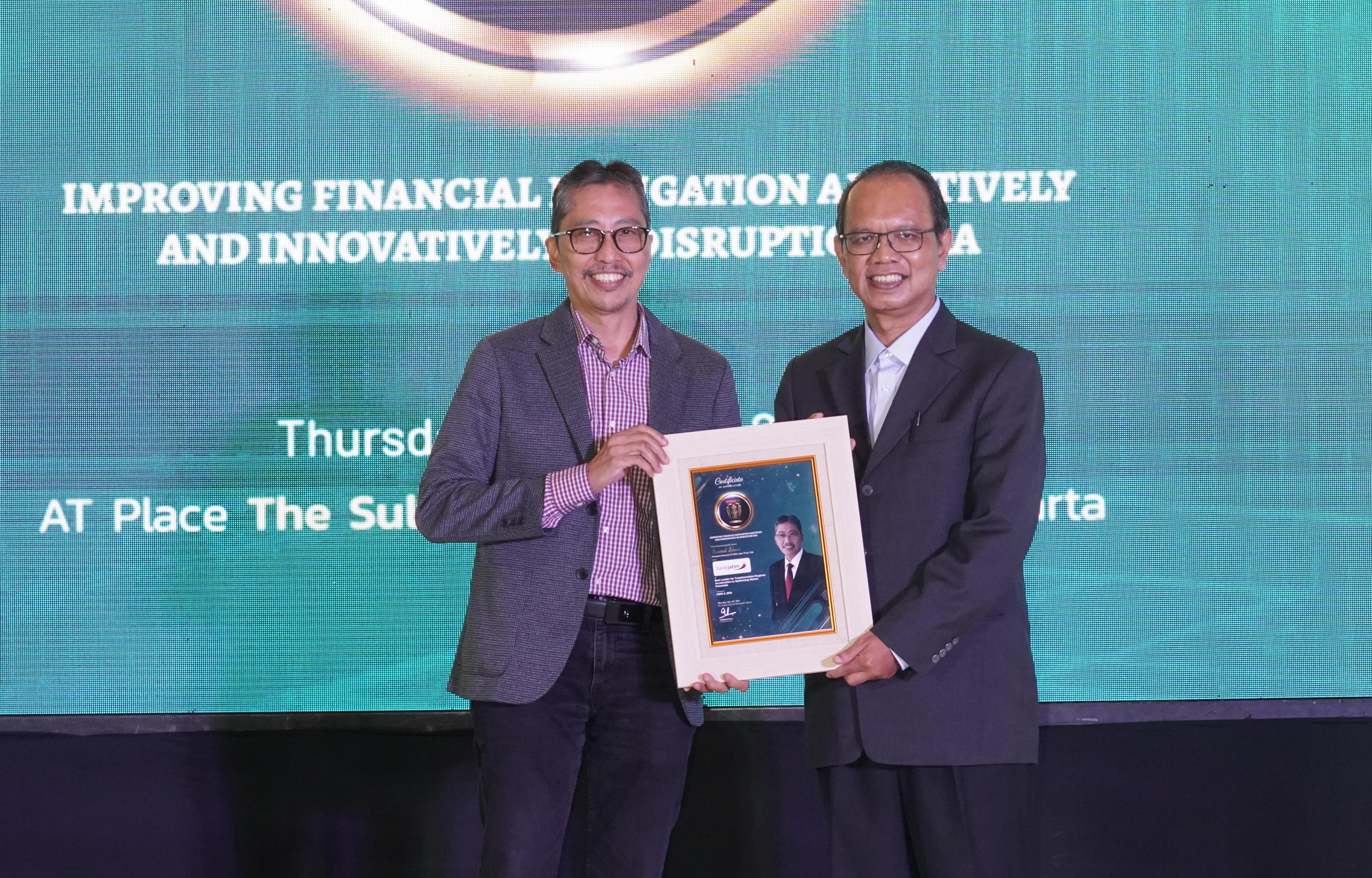 PT Bank Pembangunan Daerah Jawa Timur Tbk (bankjatim) kembali meraih apresiasi atas kinerjanya dalam mengakselerasi pertumbuhan bisnis. Dua penghargaan sekaligus diraih oleh bankjatim dari media Warta Ekonomi pada Kamis malam (16/5). 