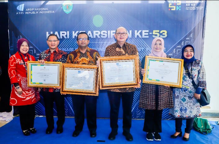 Pemerintah Provinsi Jawa Timur meraih dua penghargaan bergengsi pada Puncak Peringatan Hari Kearsipan ke-53 Tahun 2024, yang dirangkaikan dengan Rakornas Kearsipan di Grand Mercure Samarinda, Kalimantan Timur, Rabu (29/5).