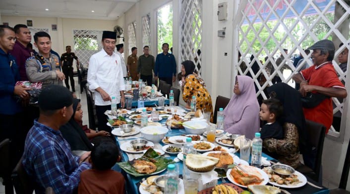 Presiden Joko Widodo mengajak beberapa warga untuk makan siang bersama di sebuah rumah makan yang terletak di sebelah Masjid Abdullah bin Abbas di Kabupaten Kampar, Provinsi Riau, pada Jumat, 31 Mei 2024. Foto: BPMI Setpres/Muchlis Jr
