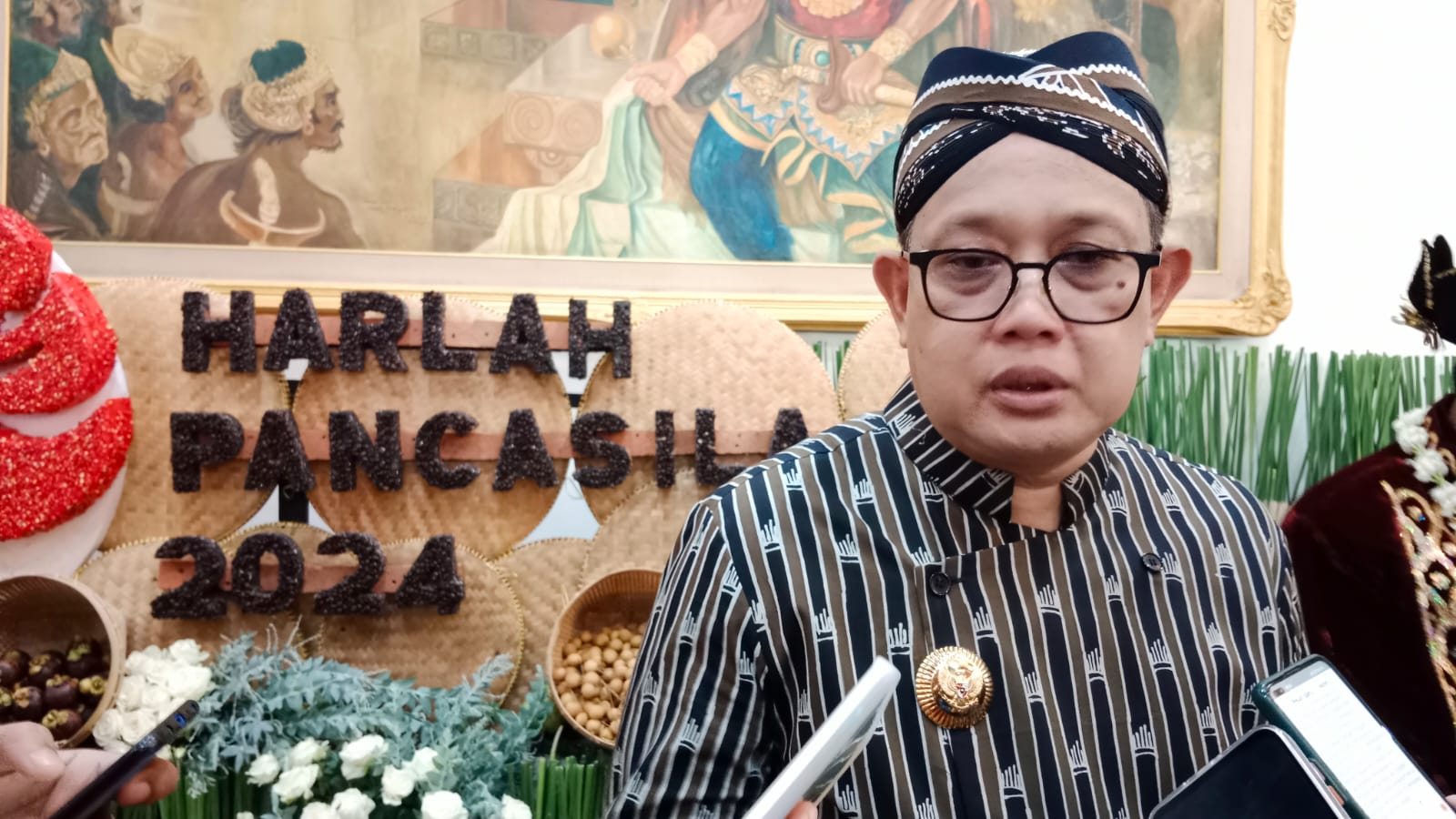 Pj Gubernur Jawa Timur (Jatim) Adhy Karyono usai memimpin Upacara Peringatan Hari Lahir Pancasila di Gedung Negara Grahadi, Sabtu (1/6/2024).
