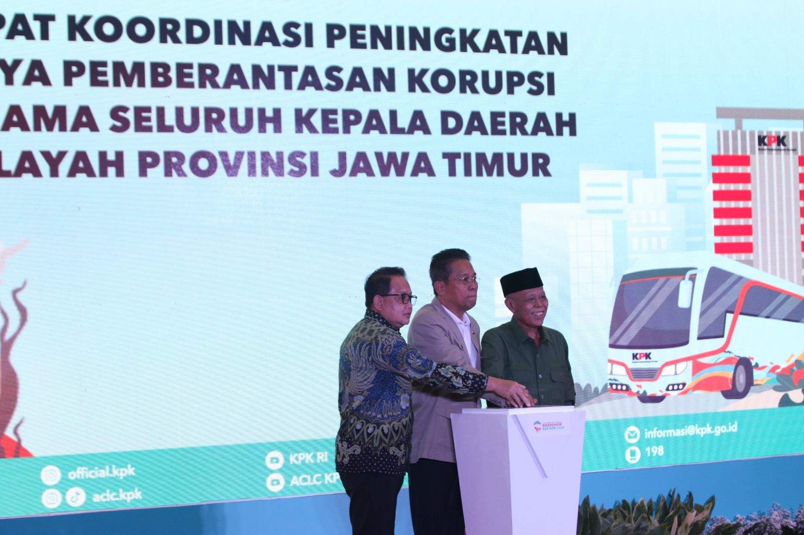 Pimpinan KPK- RI, Johanis Tanak didampingi Pj Gubernur Jawa Timur Adhy Karyono dan Ketua DPRD Provinsi Jawa Timur Kusnadi secara resmi membuka acara "Jelajah Negeri Bangun Antikorupsi dan Roadshow Bus KPK 2024" di Gedung Negara Grahadi, Surabaya.