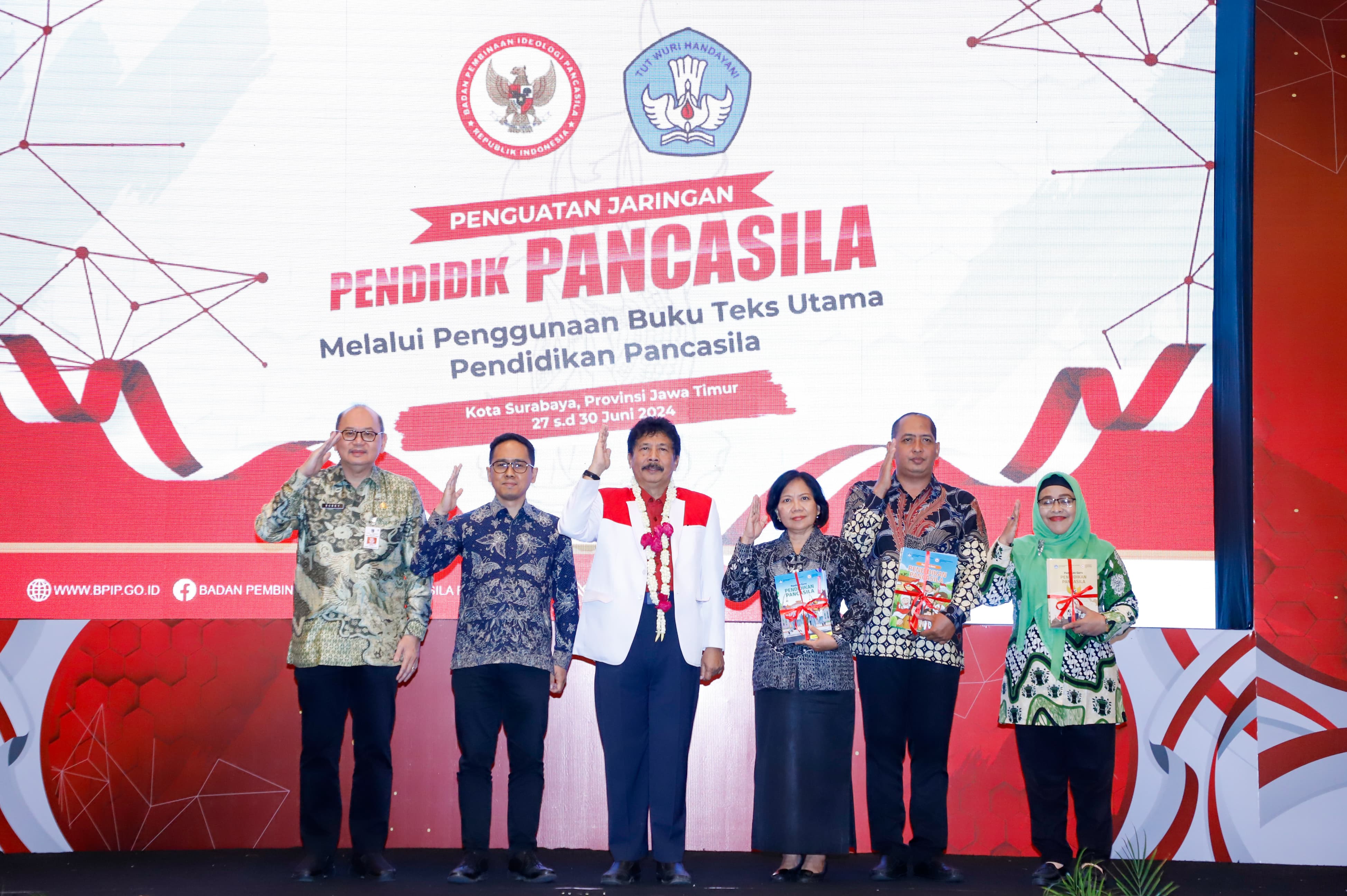 Pj. Sekdaprov Jawa Timur, Bobby Soemiarsono pada acara Penguatan Jaringan Pendidikan Pancasila melalui Penggunaan Buku Teks Utama Pendidikan Pancasila di Shangri-La Hotel Surabaya, Jumat (28/6).