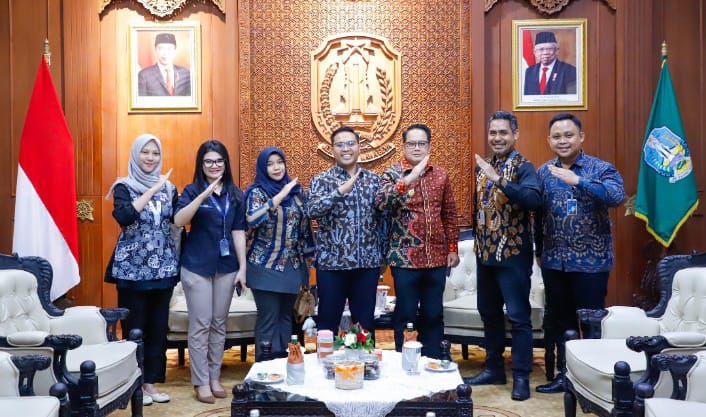 Penjabat (Pj.) Gubernur Jawa Timur, Adhy Karyono, menerima audiensi dari CEO Rumah BUMN Jatim di Gedung Negara Grahadi, Surabaya, pada Selasa (9/7).

