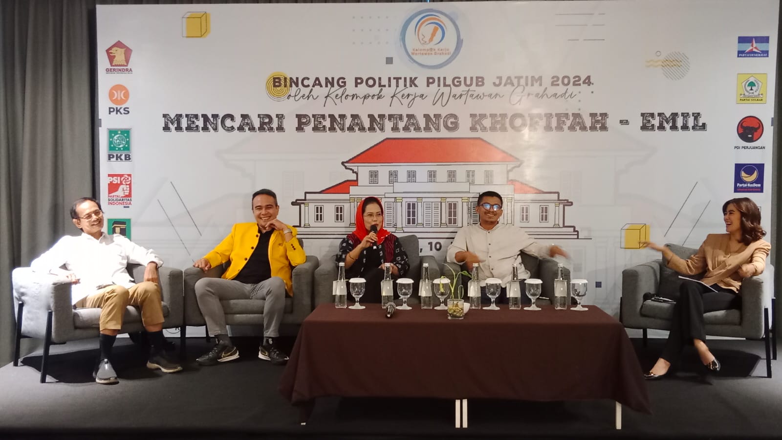 Sekretaris DPD PDIP Jatim Sri Untari Bisowarno, Wakil Ketua DPD Gerindra Jatim MH Rofiq, Wakil Ketua DPD Golkar Jatim Pranaya Yudha Mahardika, dan Pengamat Politik Unair Fahrul Muzaqqi saat diskusi "Mencari Penantang Khofifah - Emil"