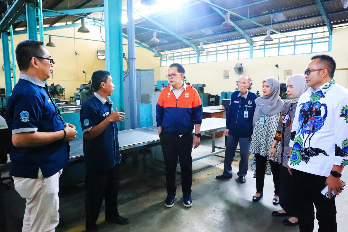 Penjabat (Pj) Gubernur Jawa Timur Adhy Karyono meninjau dua Unit Pelaksana Teknis (UPT) milik Dinas Perindustrian dan Perdagangan (Disperindag) Provinsi Jawa Timur pada Kamis (11/7). 