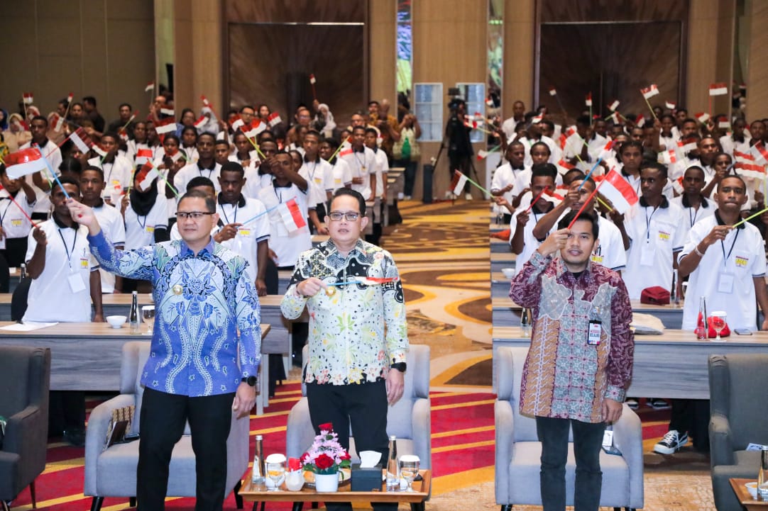 Pj Gubernur Jawa Timur menyambut kedatangan 145 siswa-siswi terbaik dari enam provinsi di Papua yang tergabung dalam Program Afirmasi Pendidikan Menengah di Hotel Grand Mercure, Kota Malang, Jumat (12/7).