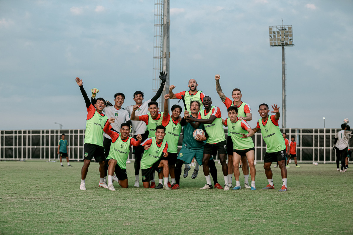 Pemain Persebaya pada sesi latihan terakhir di Lapangan B, Kompleks Gelora Bung Tomo