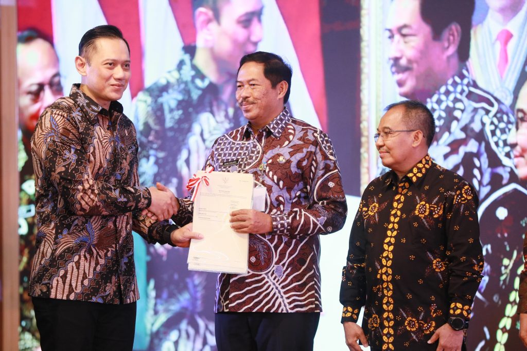 Penjabat Gubernur Jawa Tengah, Nana Sudjana, mendampingi Menteri ATR/BPN), Agus Harimurti Yudhoyono (AHY), meluncurkan implementasi sertifikat tanah elektronik di 29 Kantor Pertanahan se-Provinsi Jawa Tengah.