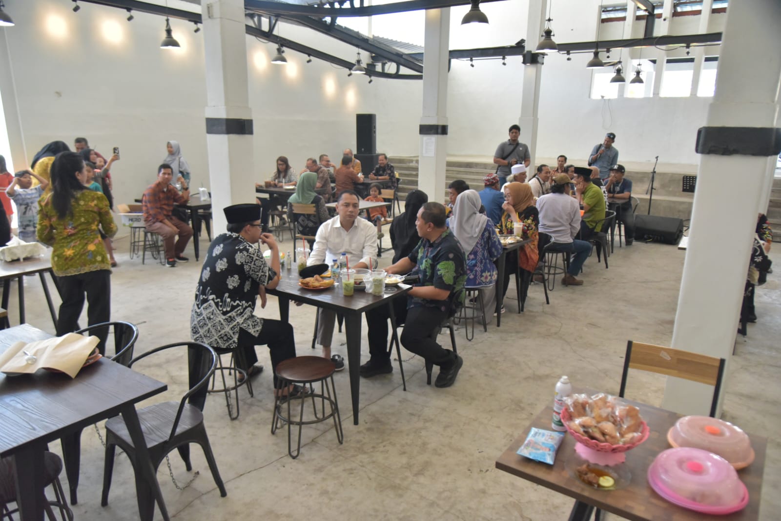 Wali Kota Surabaya, Eri Cahyadi, saat mengadakan acara makan siang bersama jajaran Organisasi Perangkat Daerah (OPD) Pemerintah Kota (Pemkot) Surabaya , Jumat (12/7/2024).