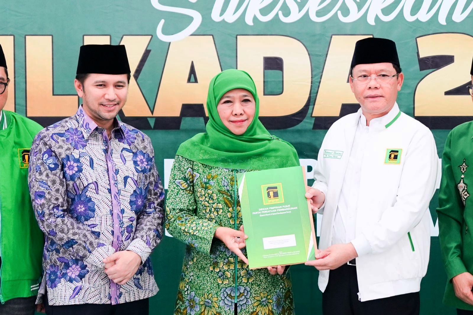 Plt) Ketua Umum PPP, Muhamad Mardiono, menyerahkan Surat Keputusan (SK) Rekomendasi kepada pasangan Khofifah-Emil di kantor DPP PPP, Menteng, Jakarta, Jumat (12/7/2024) sore