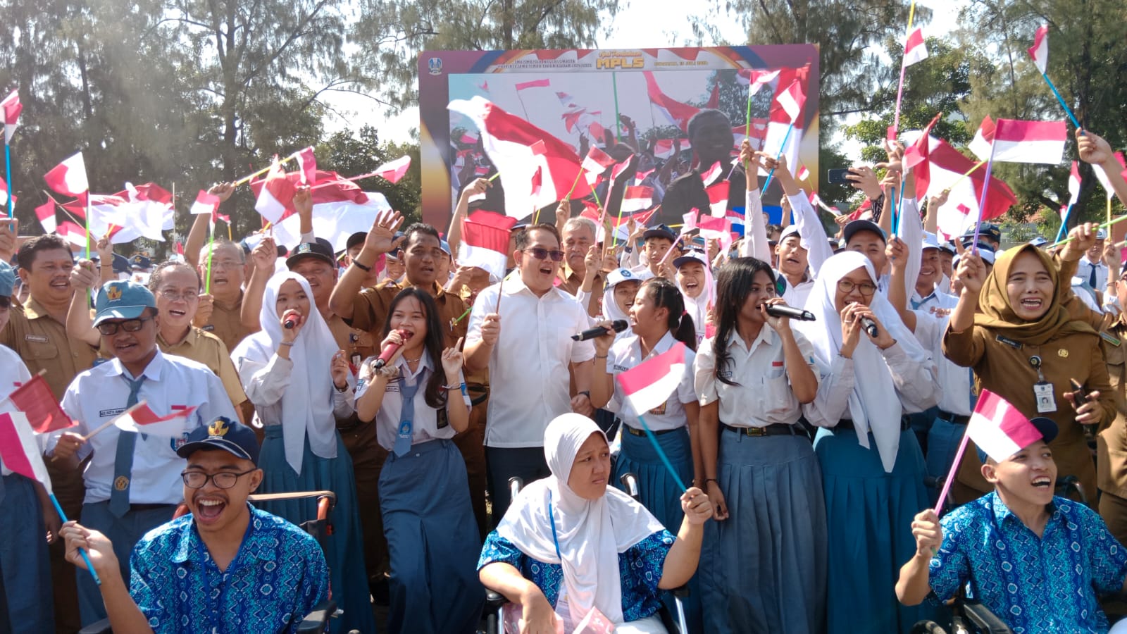 Pj. Gubernur Jawa Timur, Adhy Karyono, memimpin deklarasi gerakan anti perundungan pada pembukaan MPLS Tahun 2024 jenjang SMA, SMK, dan SLB negeri/swasta, Senin (15/7)