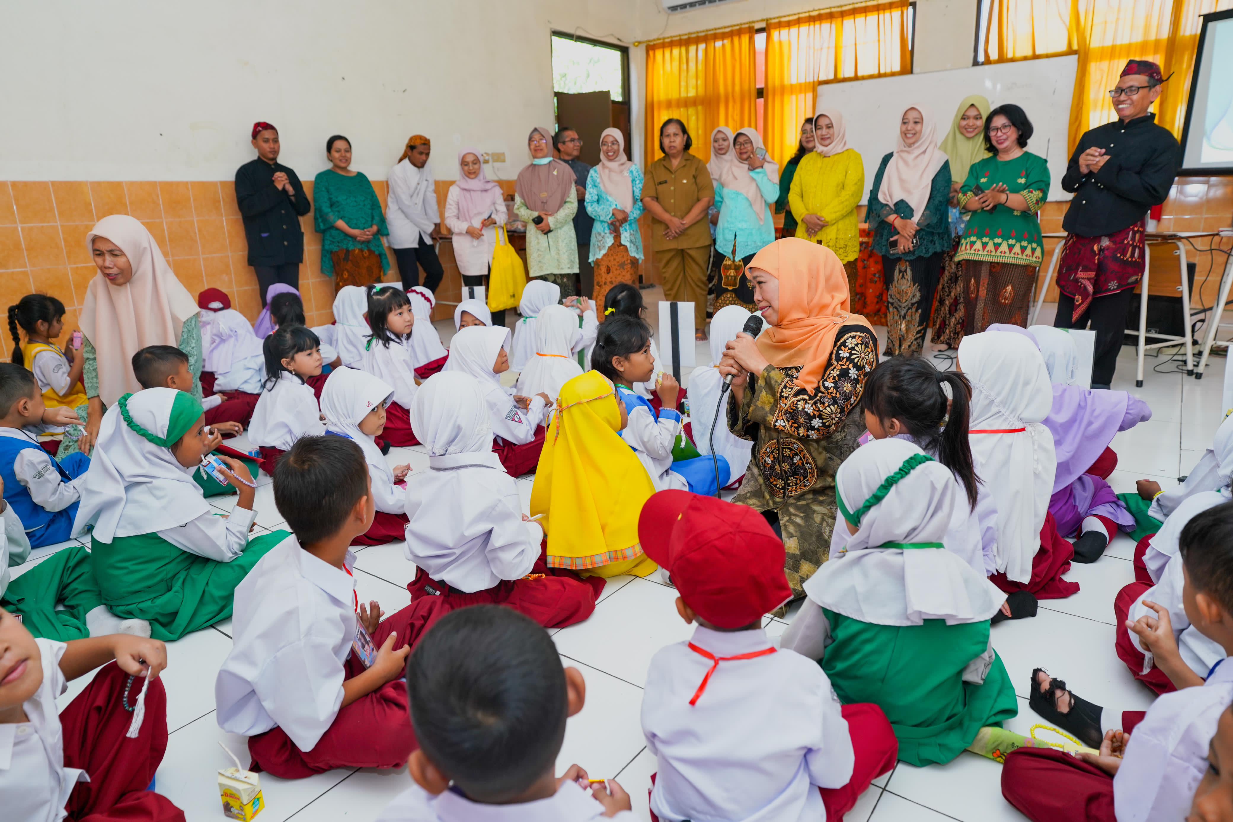 Berbagi Kurma, Tasbih  dan Susu di Hari Pertama MPLS. Cara  Khofifah Bersapa Siswa Sepulang Haji