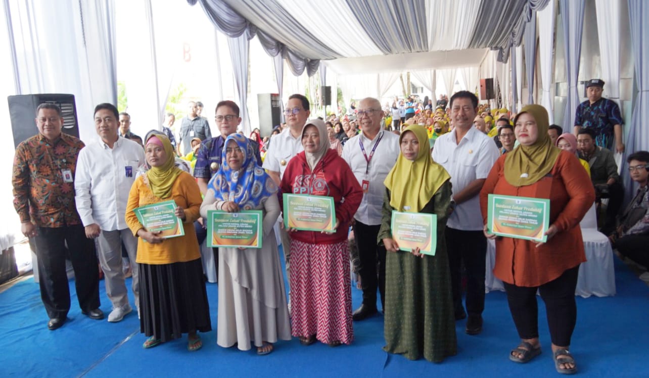 Penyaluran BLT - DBHCHT 2024 di Koperasi Kareb Unit SKT MPS Kapas Bojonegoro, Jumat (19/7)  dihadiri oleh Pj Gubernur Jawa Timur Adhy Karyono serta Direktur Mikro, Ritel, dan Menengah bankjatim R. Arief Wicaksono.
