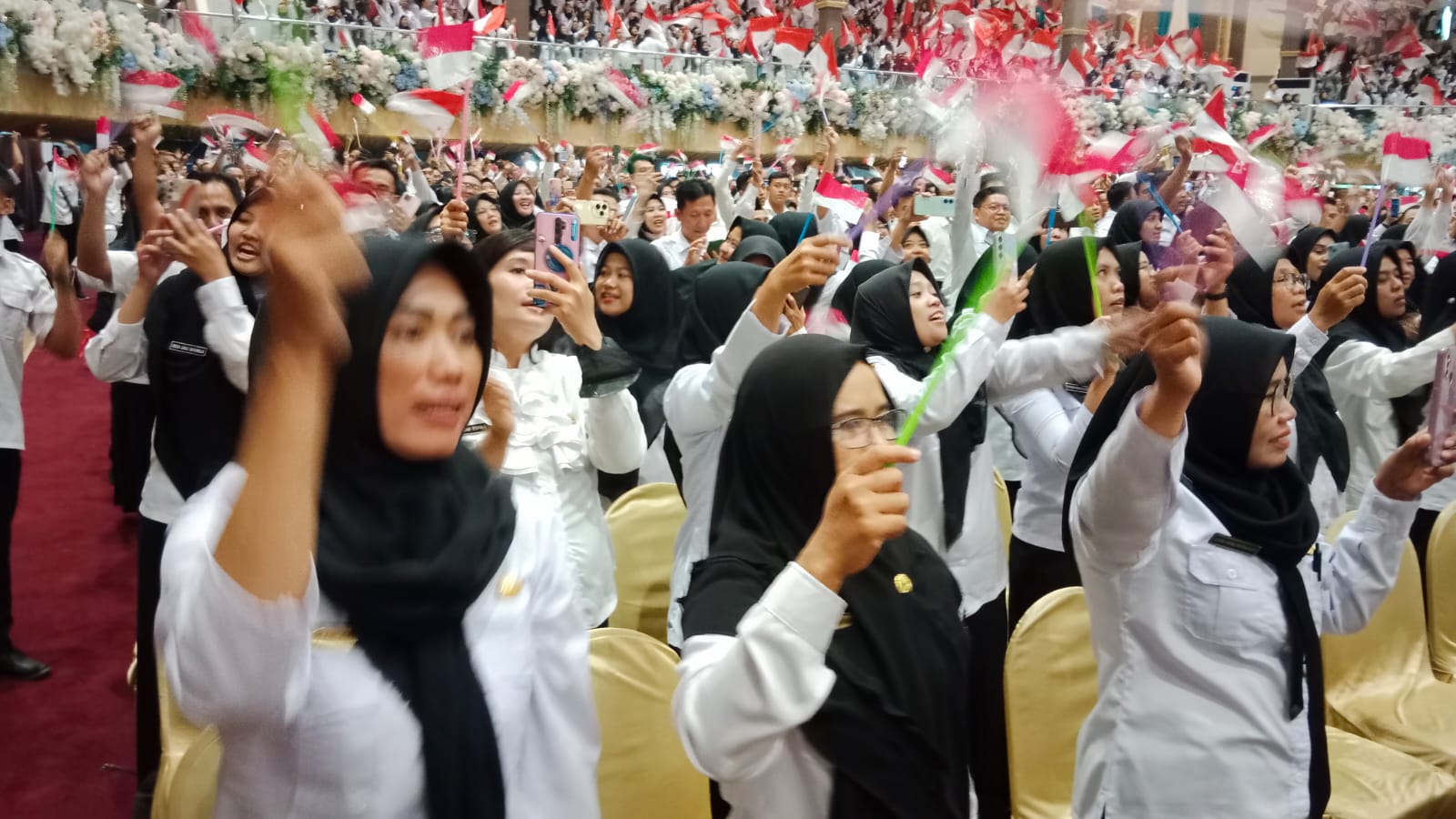 7.201 orang Pegawai Pemerintah dengan Perjanjian Kerja (PPPK) Jawas Timur menerima SK pengangkatan di Graha Unesa Surabaya, Selasa (23/7)