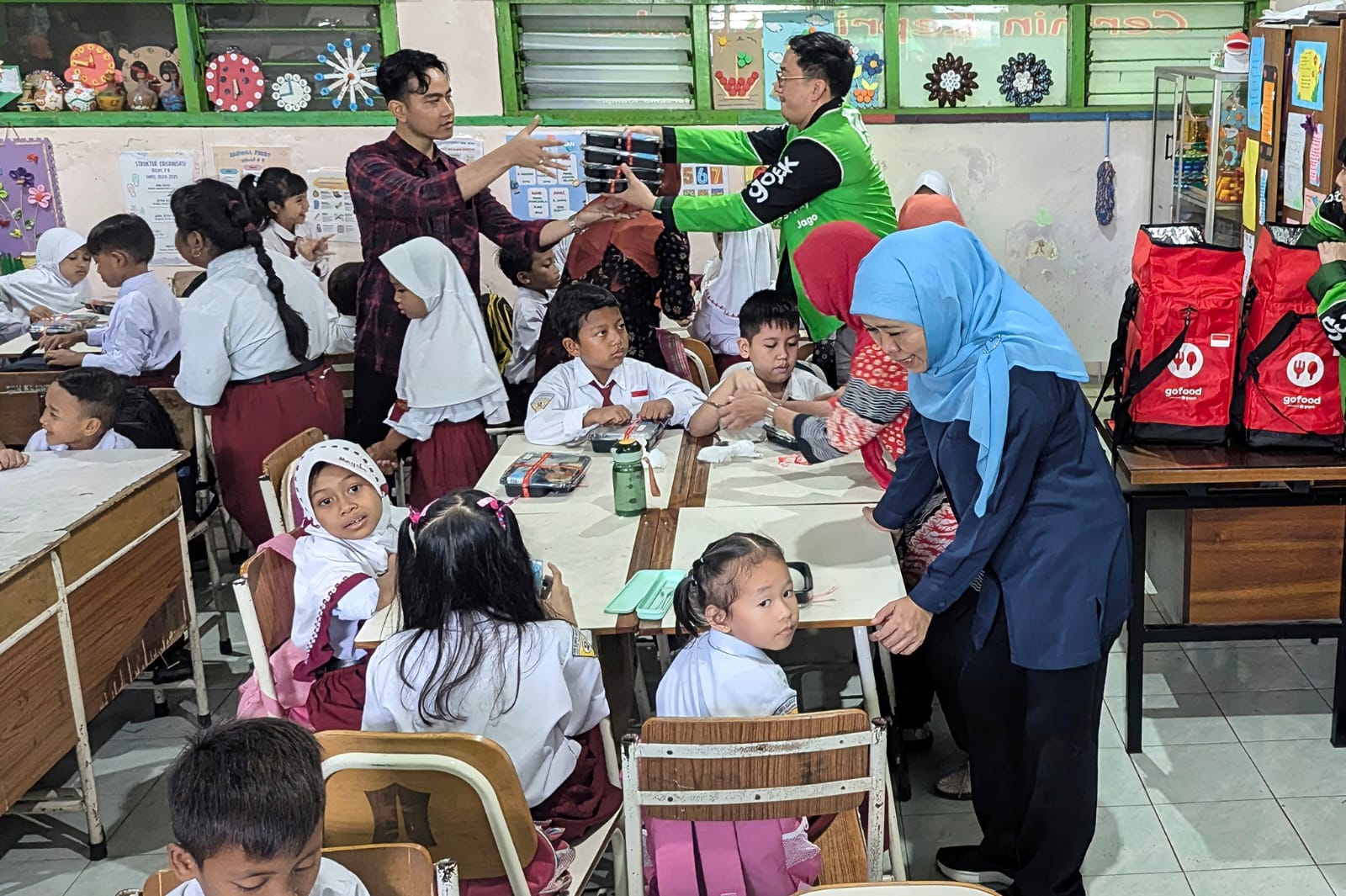 Khofifah saat mendampingi Wakil Presiden RI terpilih, Gibran Rakabuming Raka, meninjau pelaksanaan uji coba pemberian makanan bergizi dan gratis di Kota Surabaya pada Kamis (1/8/2024).