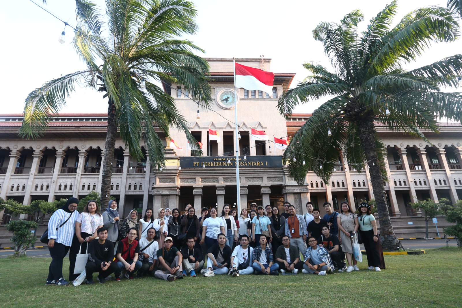 Himpunan Humas Hotel Surabaya berkolaborasi dengan Pewarta Foto Indonesia menyelenggarakan kegiatan eksklusif pelatihan street photography melalui program H3 Jalan-Jalan