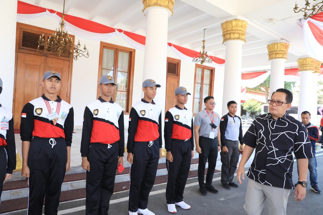 Penjabat (Pj) Gubernur Jawa Timur, Adhy Karyono, memberikan dorongan semangat kepada anggota Paskibraka Jawa Timur Tahun 2024 yang tengah berlatih di Halaman Gedung Negara Grahadi, Surabaya, Sabtu (10/8)