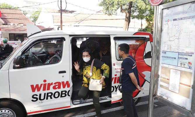 Pemkot Surabaya memberikan promo tarif spesial sebesar Rp79 bagi pengguna transportasi feeder Wira Wiri, Suroboyo Bus, dan parkir 