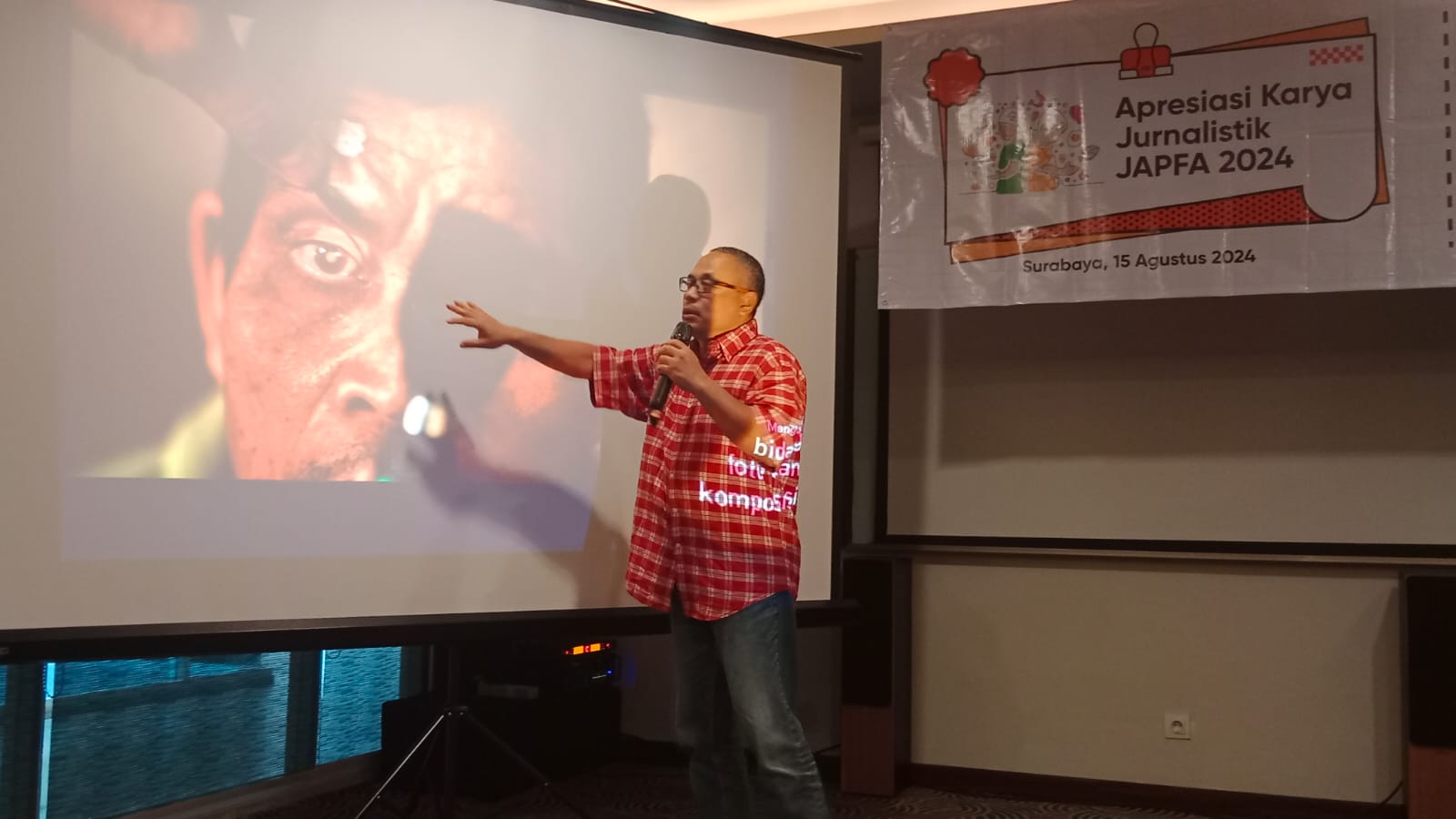 Beawiharta, seorang pakar fotografi dan visual storyteller saat memberikan pelatihan kepada 25 peserta yang hadir.