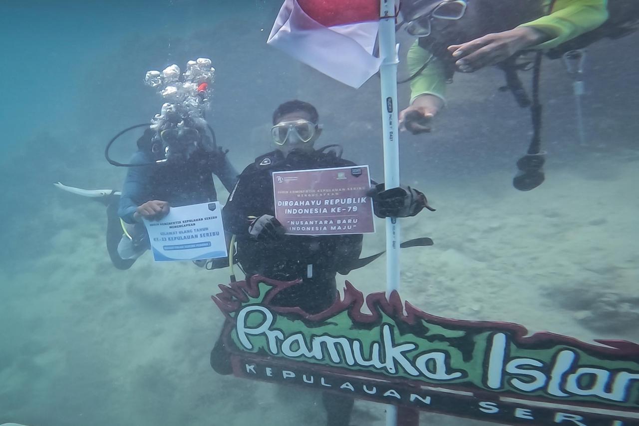 Menparekraf Sandiaga Uno Pimpin Pengibaran Bendera Merah Putih di Bawah Laut Pulau Pramuka pada HUT Ke-79 RI