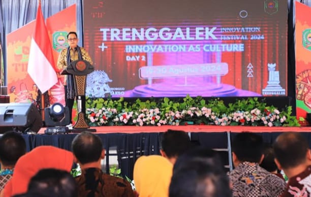 Pj Gubernur Jawa Timur Adhy Karyono meresmikan Mal Pelayanan Publik di Pendopo Manggala Praja Nugraha, Kabupaten Trenggalek, Selasa (20/8)
