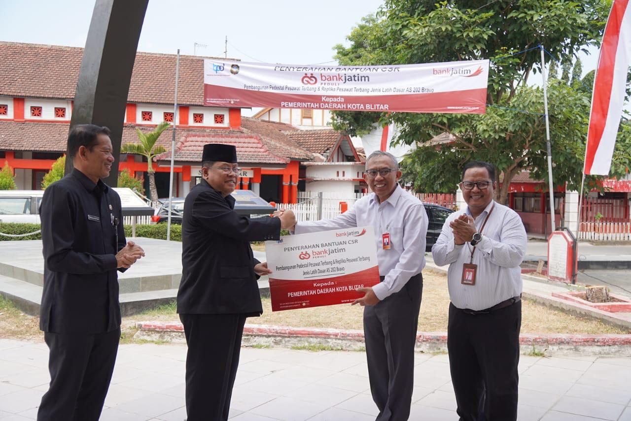 bankjatim secara resmi telah menyerahkan bantuan Corporate Social Responsibility (CSR) kepada Pemerintah Kota (Pemkot) Blitar berupa pembangunan replika pesawat terbang dan pedestal (penyangga pesawat) di area Museum Peta Kota Blitar. 
