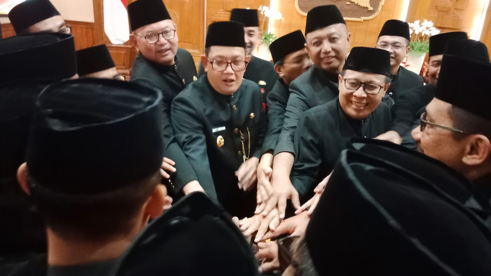 Pj Gubernur Jawa Timur Adhy Karyono melantik dan mengambil sumpah jabatan 15 Pejabat Pimpinan Tinggi Pratama (Eselon II) di lingkungan Pemprov Jatim di Gedung Negara Grahadi, Surabaya, pada Kamis (22/08).


