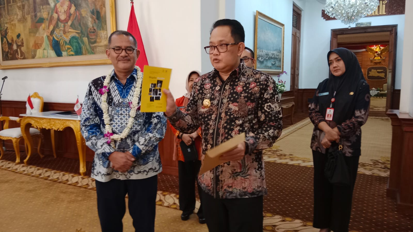 Penjabat (Pj) Gubernur Jawa Timur Adhy Karyono menerima kunjungan kenegaraan dari Duta Besar (Dubes) Peru untuk Indonesia, Luis Tsuboyama, di Gedung Negara Grahadi, Surabaya, Jumat (23/8).
