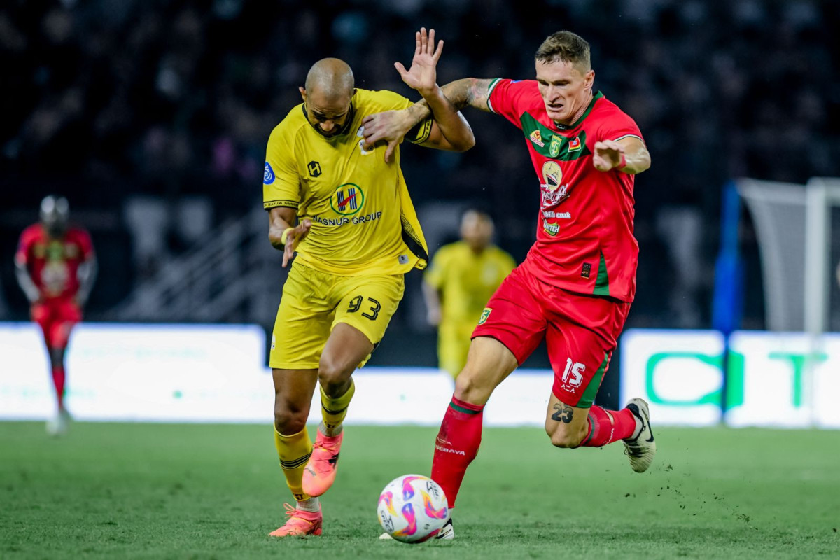 Slavko Damjanovic menjaga ketat pemain Barito Putera, Lucas Gama. (Persebaya)