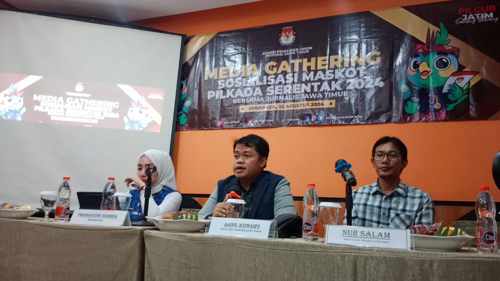 Komisi Pemilihan Umum (KPU) Jawa Timur menggelar sosialisasi Maskot Pilkada Serentak 2024, yang dikenal dengan nama si Jalih atau Jatim Memilih, di kawasan Kota Lama Surabaya, Jumat (23/8). 