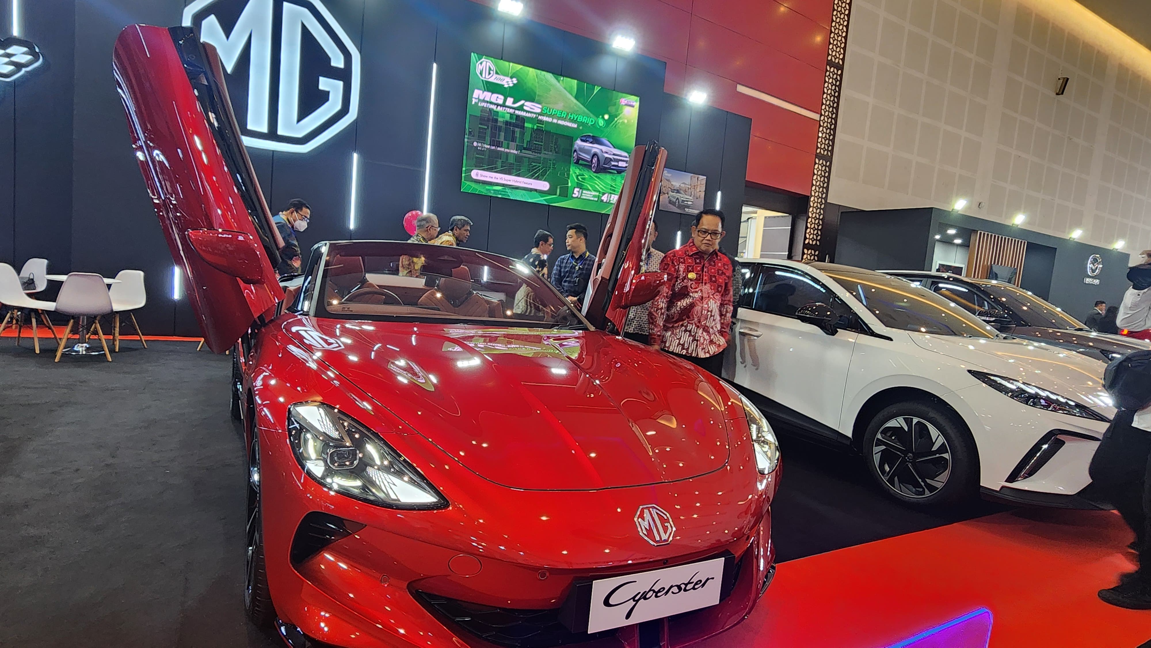 Penjabat (Pj.) Gubernur Jawa Timur, Adhy Karyono pada pembukaan GAIKINDO Indonesia International Auto Show (GIIAS) di Grand City Convention and Exhibition Surabaya pada Rabu (28/8)