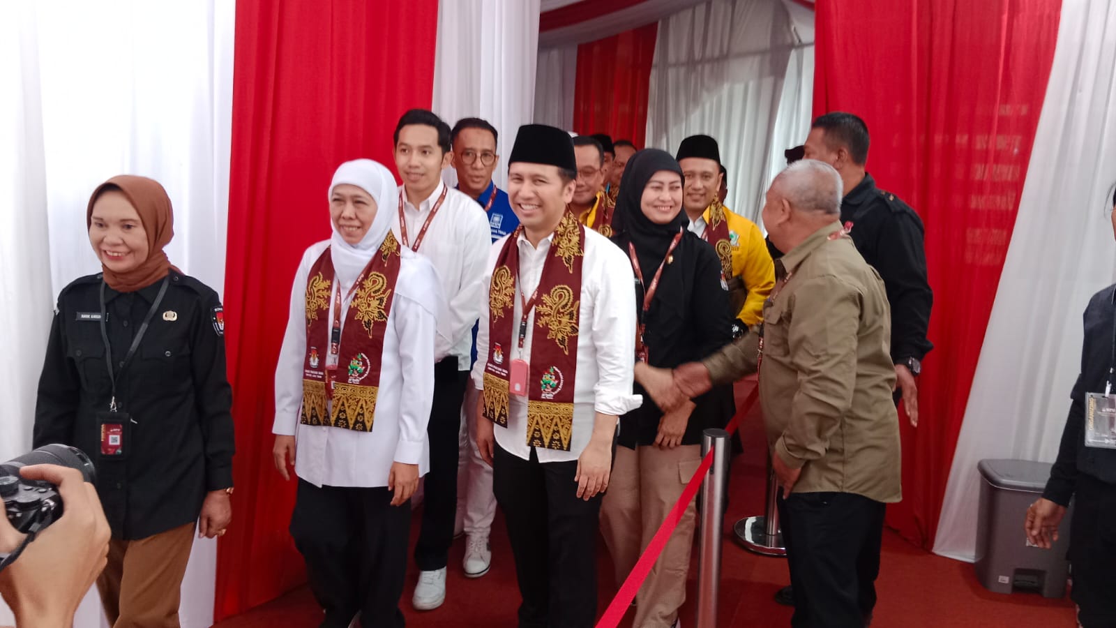 Khofifah Indar Parawansa dan Emil Elestianto Dardak resmi mendaftarkan diri sebagai calon gubernur dan wakil gubernur Jawa Timur di Komisi Pemilihan Umum (KPU) Jawa Timur pada Rabu (28/8/2024).