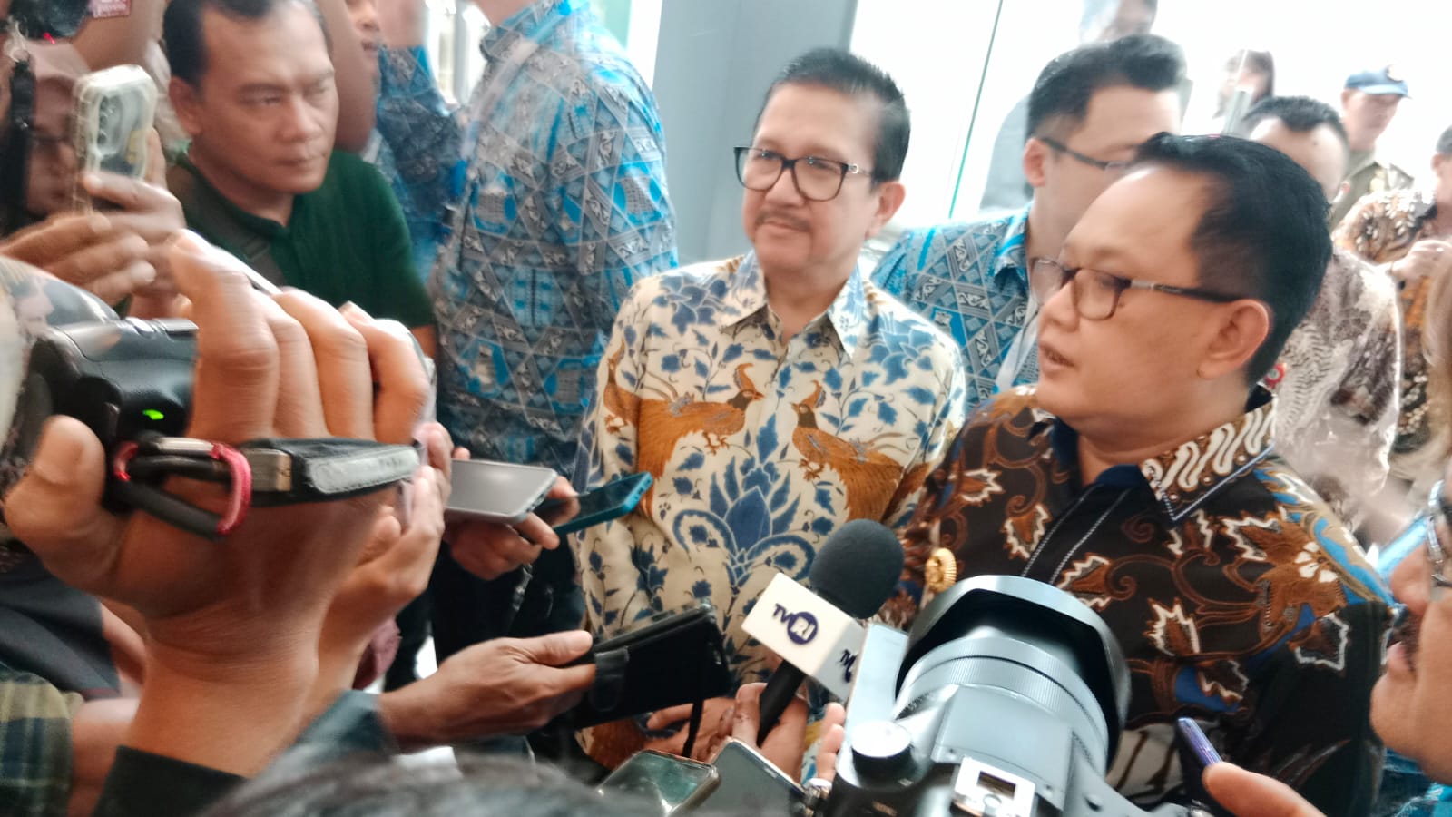 Penjabat (Pj.) Gubernur Jawa Timur, Adhy Karyono, menghadiri Rakerkonas Asosiasi Pengusaha Indonesia (APINDO) ke-33 yang diselenggarakan di Surabaya pada Kamis (29/8)