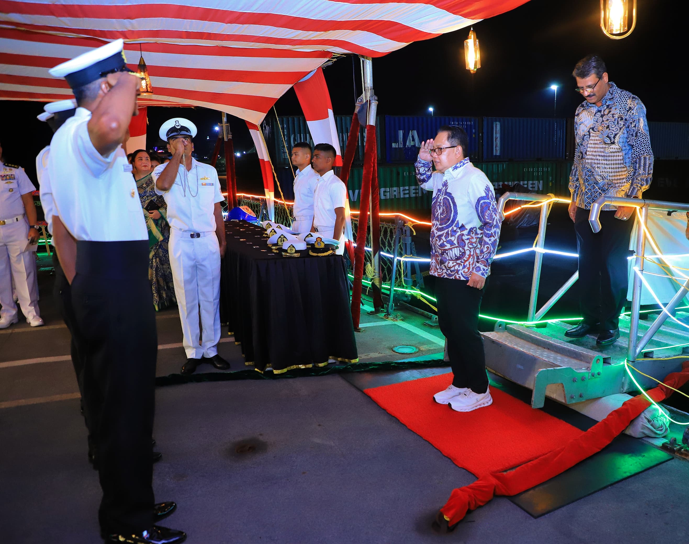 Penjabat (Pj) Gubernur Jawa Timur, Adhy Karyono, menghadiri acara jamuan makan malam di atas geladak Kapal Perang India INS Shivalik yang bersandar di Pelabuhan Tanjung Perak Surabaya pada Kamis (29/08) malam