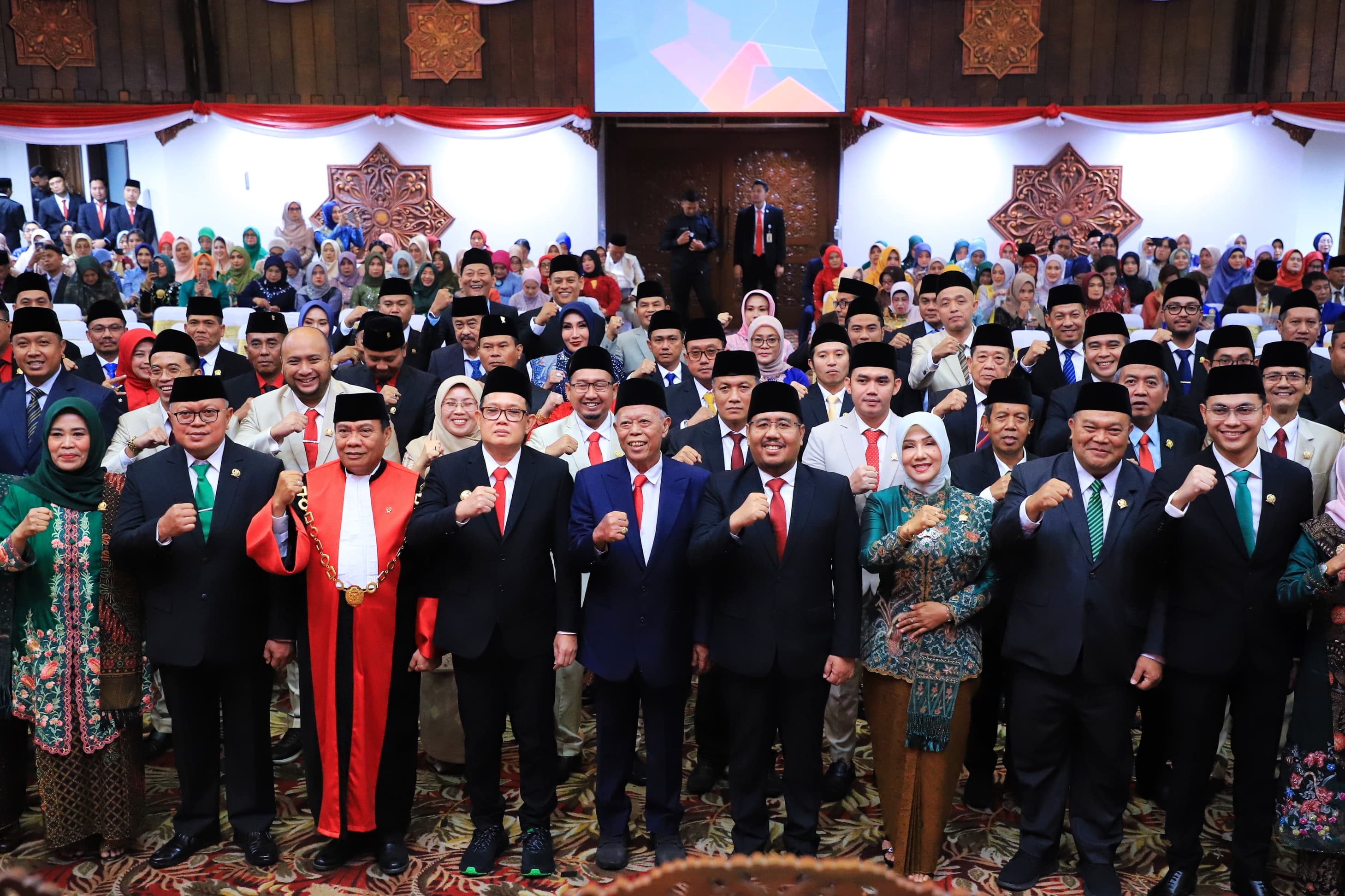 Pj Gubernur Jatim, Adhy Karyono, menghadiri prosesi pengambilan sumpah dan janji 120 anggota DPRDJawa Timur masa jabatan 2024-2029