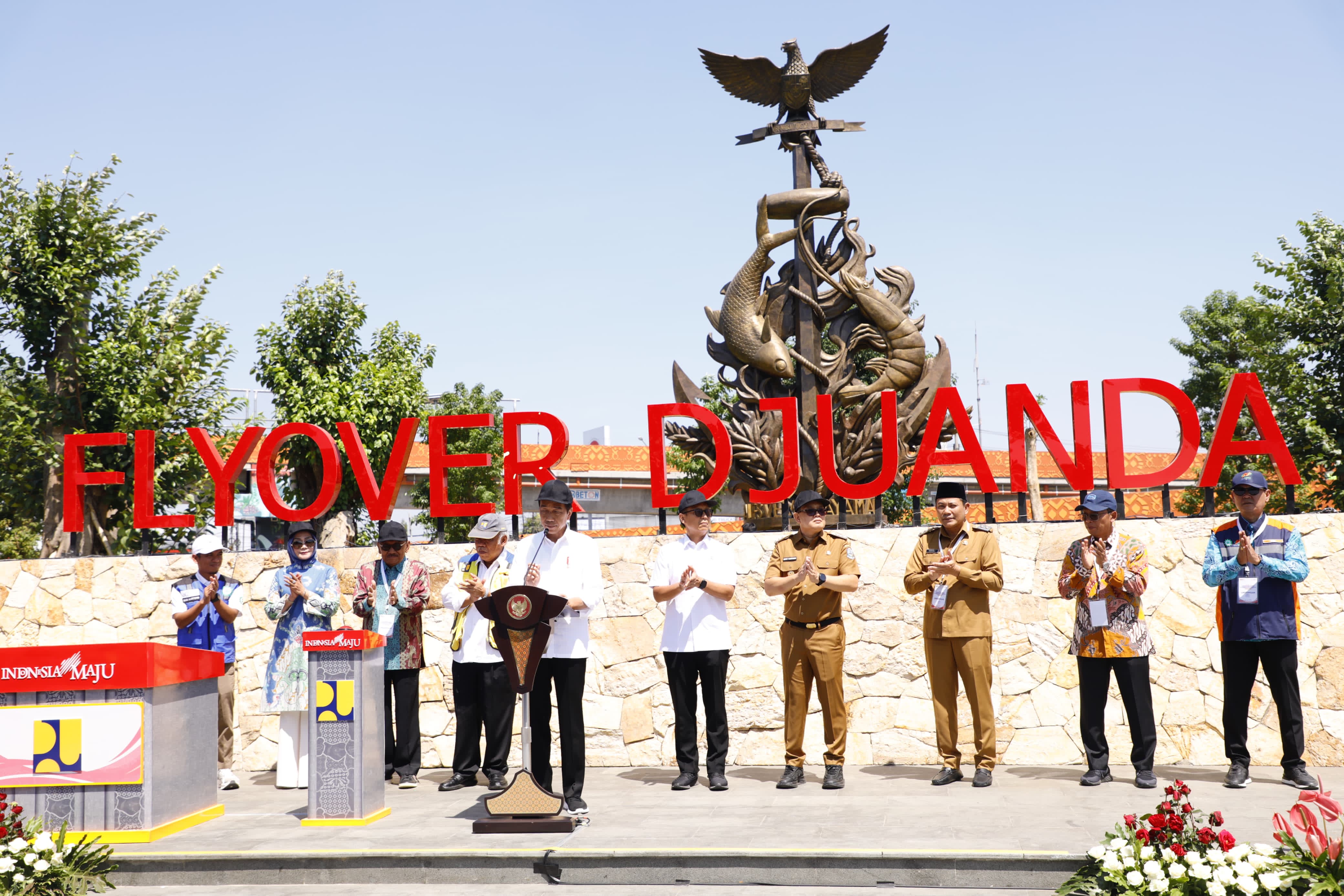 Penjabat (Pj) Gubernur Jawa Timur, Adhy Karyono, mendampingi Presiden Joko Widodo dalam peresmian jalan layang (flyover) Juanda di Sidoarjo, Jumat (6/9).