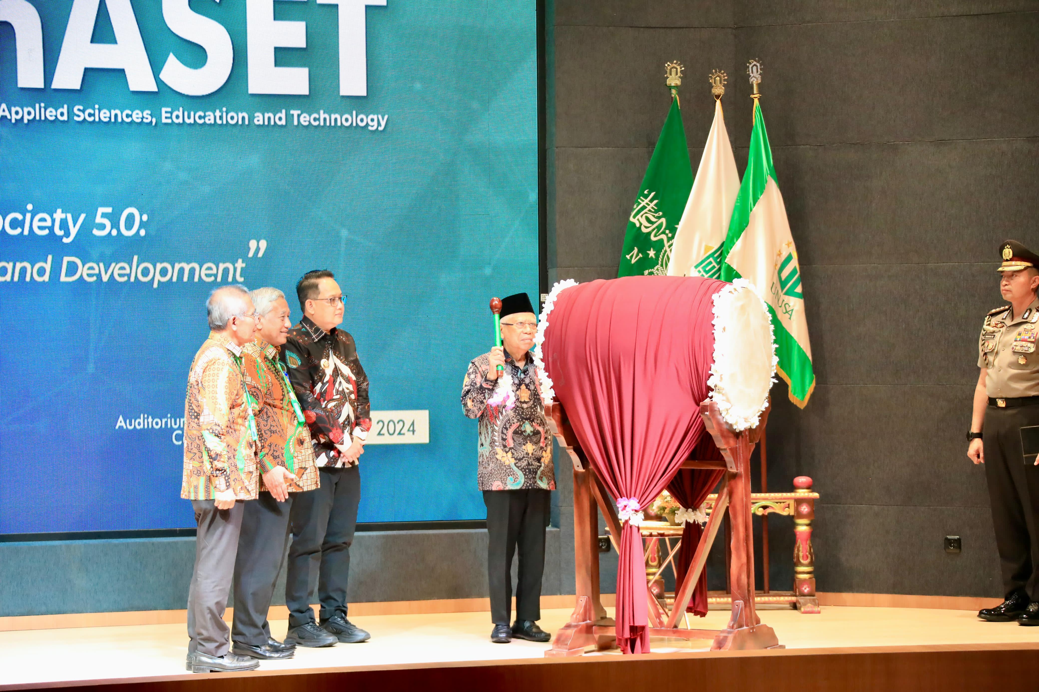 Wapres KH Ma'ruf Amin, didampingi Pj Gubernur Jatim Adhy Karyono, membuka acara International Conference on Applied Sciences, Education and Technologi 2024 di Surabaya, Rabu (11/9)