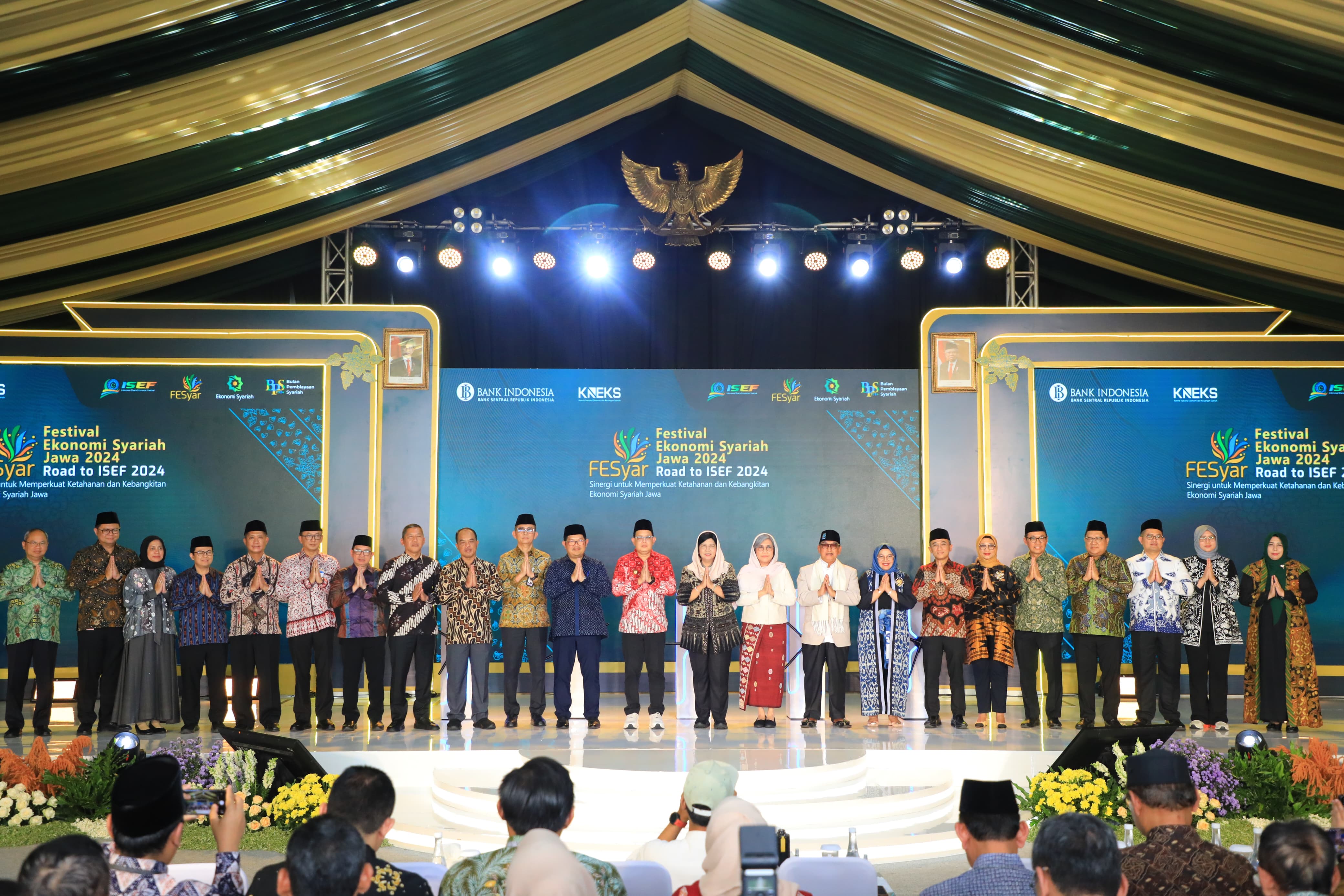 Pj Gubernur Jawa Timur, Adhy Karyono, secara resmi membuka Festival Ekonomi Syariah (FESYAR) Regional Jawa 2024 yang berlangsung di halaman Masjid Nasional Al Akbar Surabaya, Jumat (13/9)