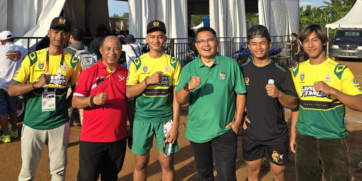 Direktur Utama PT SIER, Didik Prasetiyono (empat dari kiri) bersama pembalap jatim yang akan berlaga di Pekan Olahraga Nasional (PON) XXI 2024 di Aceh-Sumatera Utara